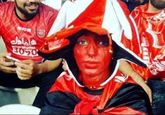 حضور تماشاگر خانم در ورزشگاه در بازی پرسپولیس - الدحیل؛ این بار بدون ریش و سبیل (عکس)