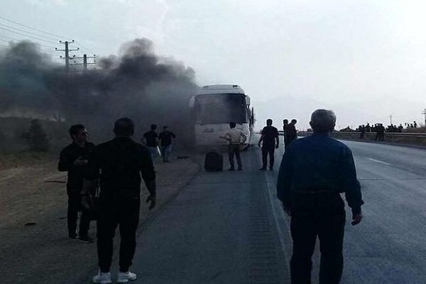 آتش‌سوزی جدیدی در اتوبوس مسافربری، این بار در جاده همدان/ عکس