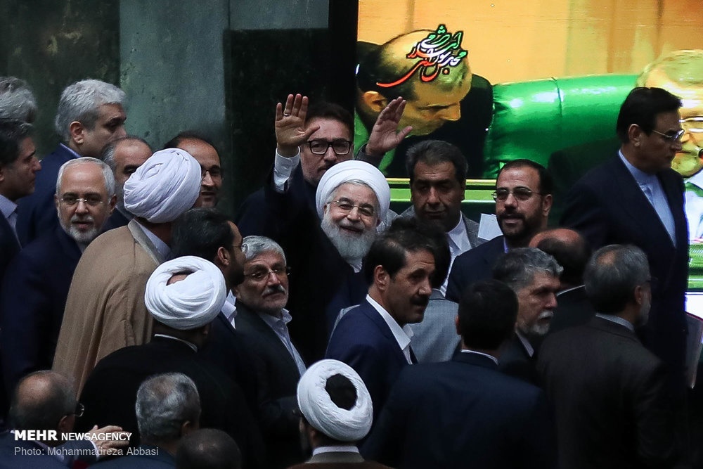 عکس/ واکنش روحانی هنگام خروج از مجلس