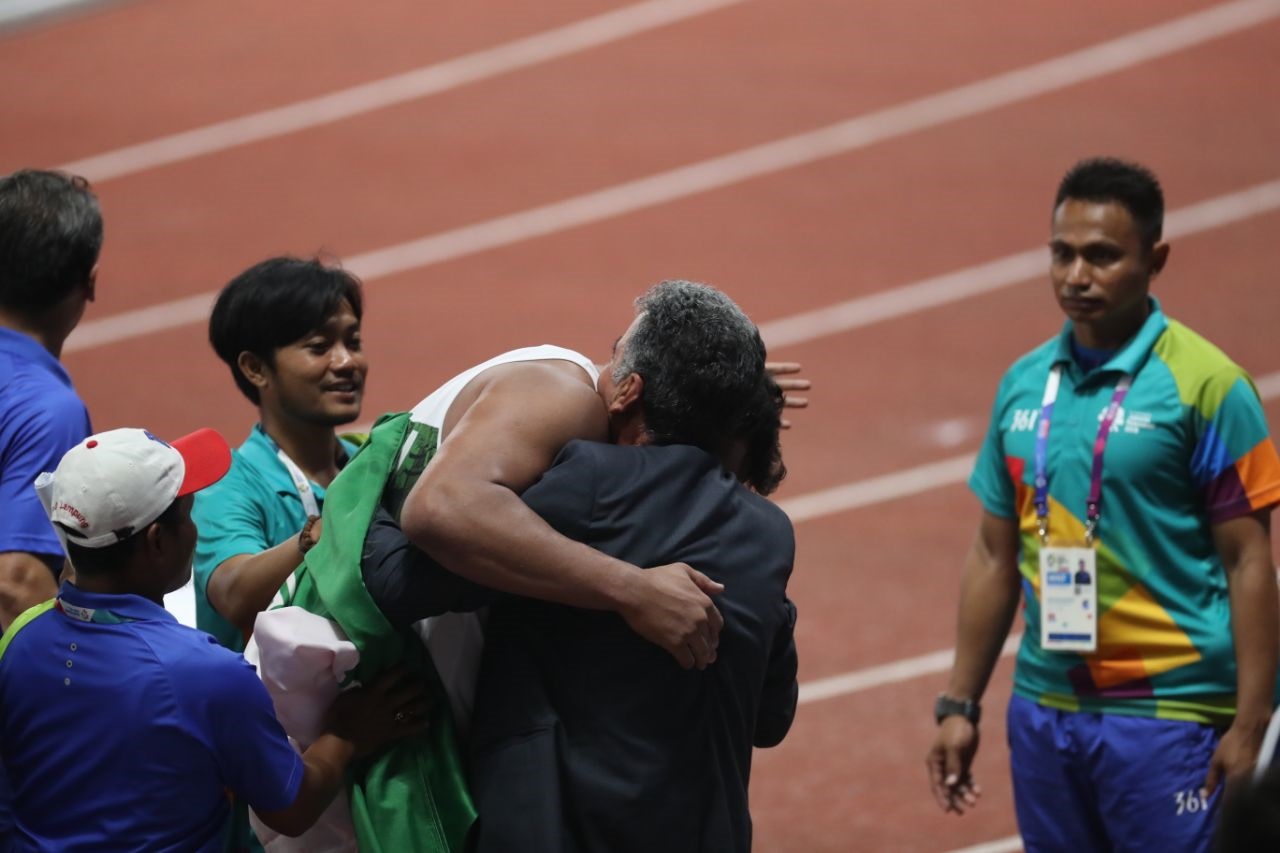پسر طلایی ورزش ایران در آغوش پدر+تصویر