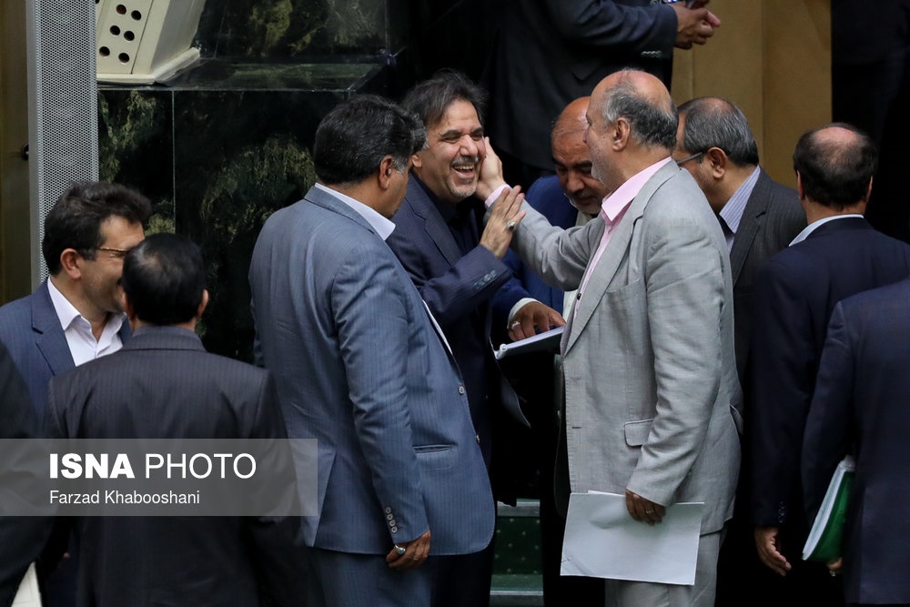 عکس/ حضور بدون اطلاع آخوندی در مجلس و خوش و بش با بعضی نمایندگان
