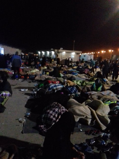 شب سخت زائران در مرز مهران/ سودجویی رانندگان اتوبوس و بی‌تدبیری مسئولان+تصاویر