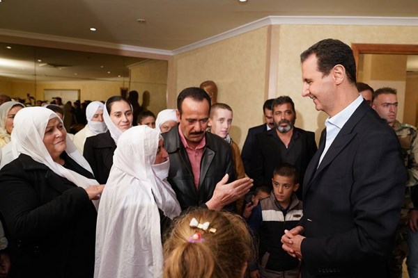 دیدار اسد با زنان و کودکان آزادشده از اسارت داعش / عکس