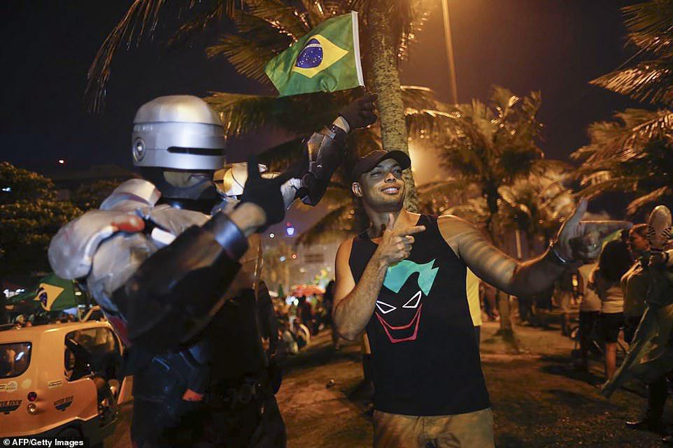 پوپولیست‎های تندرو برمی‌گردند| پیروزی نسخه برزیلی ترامپ در چهارمین دموکراسی جهان| بولسونارو کیست؟+تصاویر
