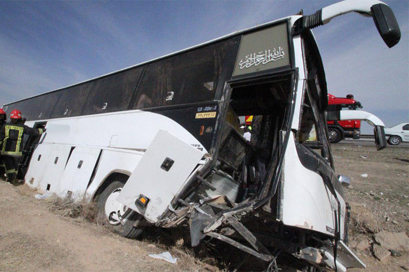 واژگونی اتوبوس در مهریز| 10 مسافر زخمی شدند