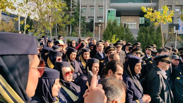 تجمع جمعی از مهمانداران ایران ایر مقابل ساختمان وزارت راه +عکس