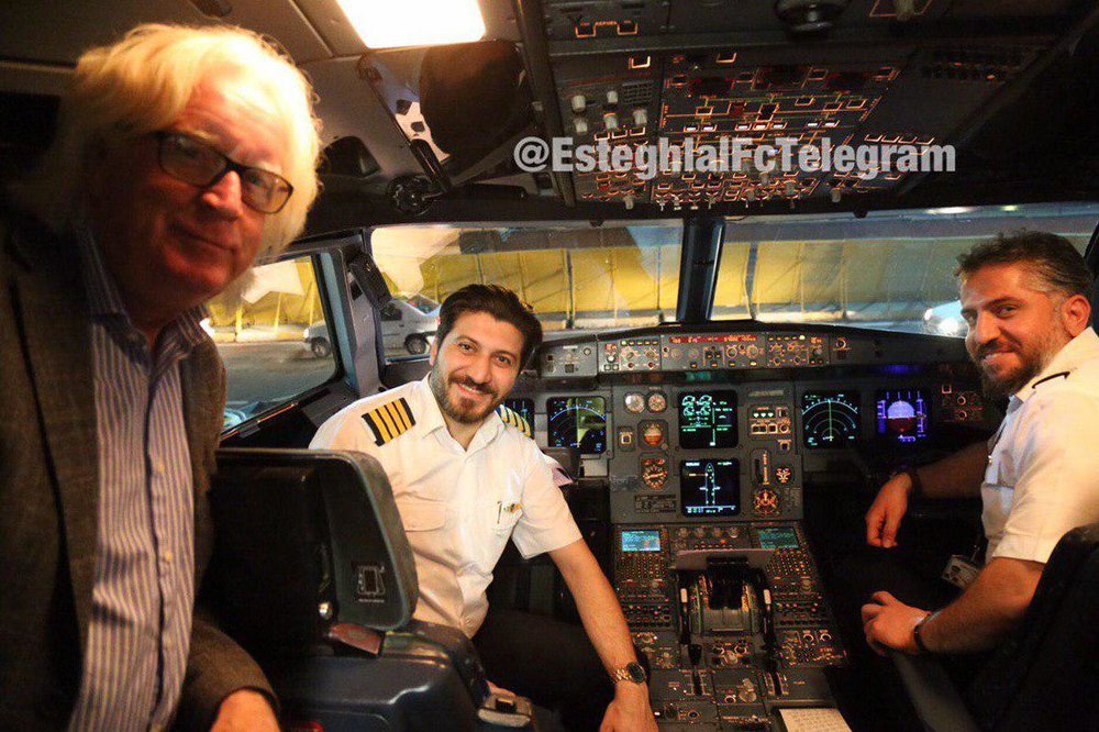 سرمربی استقلال در کابین خلبان‌ها/ عکس