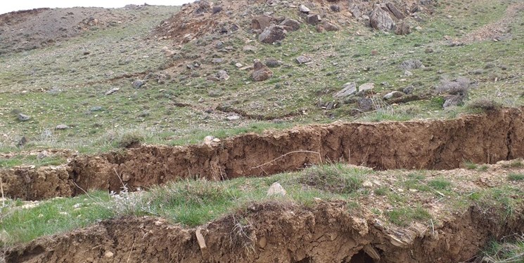 روستای «برفيان» شكاف برداشت