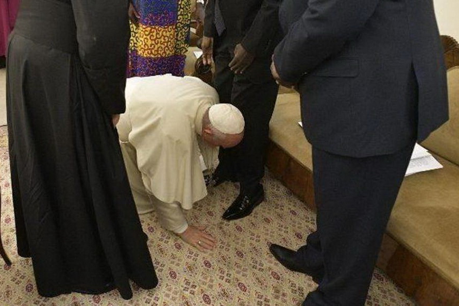 پاپ، پای رهبران سودان را بوسید و خواستار پایان جنگ شد+عکس
