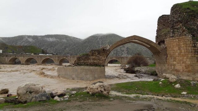 تخریب بخشی از مادر پل‌های ایران در لرستان+عکس