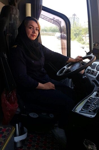 راننده زن اتوبوس: خیاطی را تجربه کردم اما رانندگی اتوبوس لذت‌ بیشتری دارد+عکس