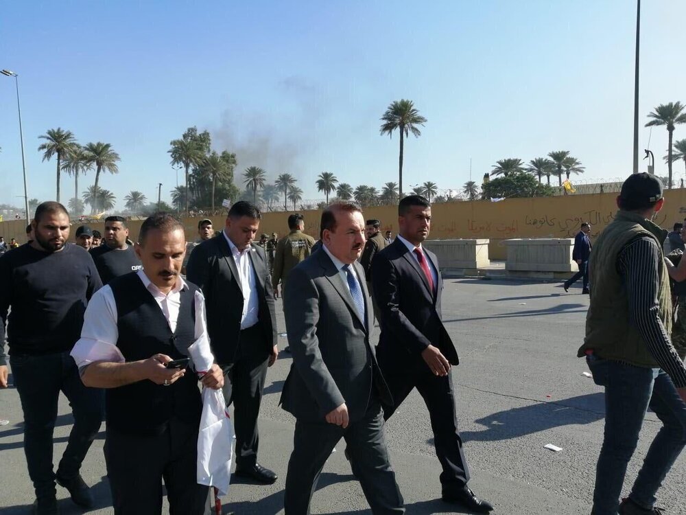 وزیر کشور عراق در میان معترضان/عکس وزیر کشور عراق در میان معترضان/عکس