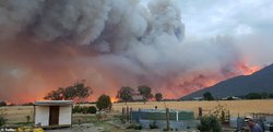 آتش‌سوزی، آسمان استرالیا را قرمز کرد/تصاویر