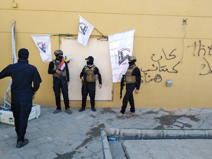 معترضان روی دیوار سفارت آمریکا چه نوشتند؟+تصاویر