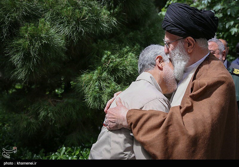 دو تصویر از ارتباط عاطفی و نزدیک سردار سلیمانی با رهبر انقلاب