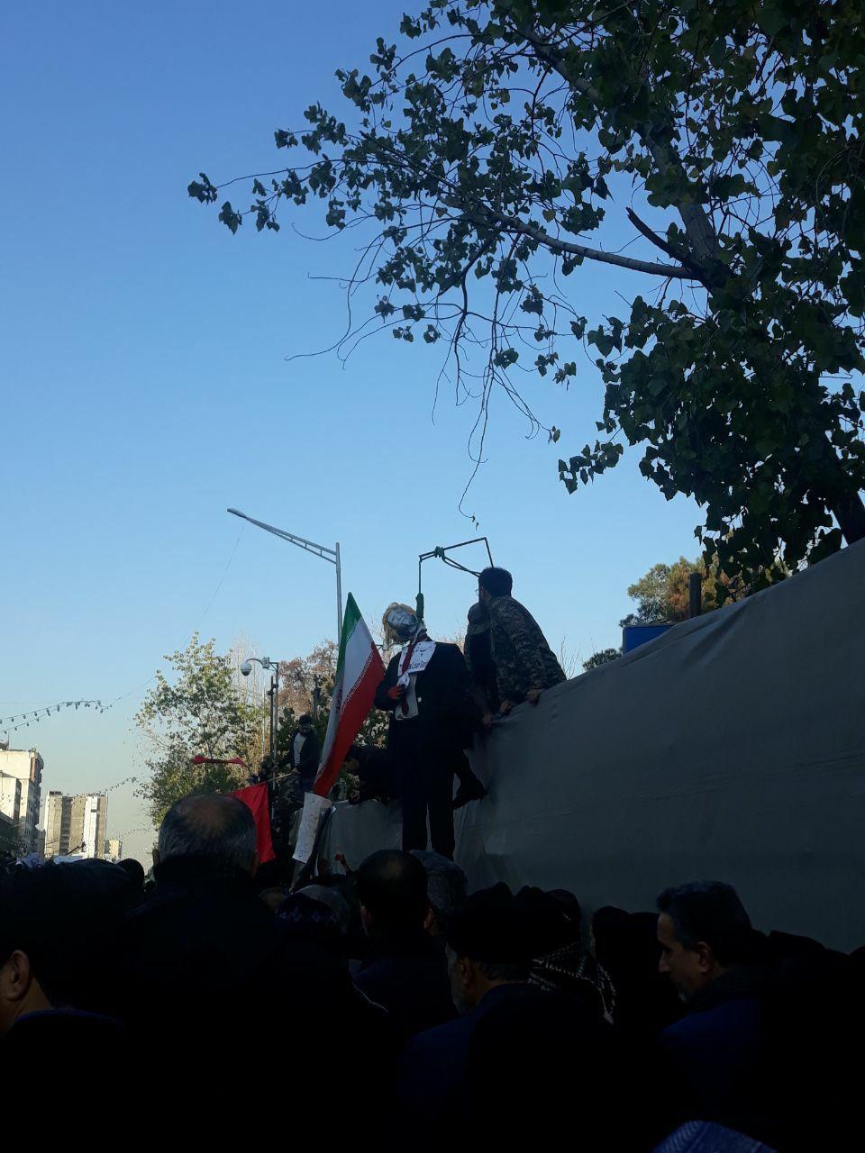 عکس| اعدام ترامپ در تهران/ حمل جنازه رئیس‌جمهور آمریکا