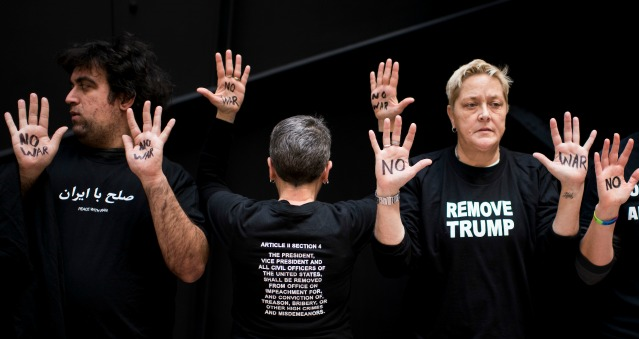 تظاهرات ضد ترامپ در ساختمان سنای آمریکا تظاهرات ضد ترامپ در ساختمان سنای آمریکا