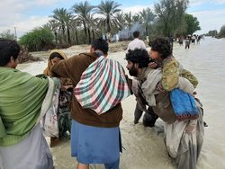 ارسال محموله 20 تنی مواد غذایی هلال احمر کرمانشاه برای سیل زدگان‌سیستان و بلوچستان