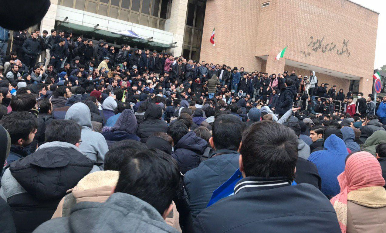 ماجرای تجمع دانشجویان در دانشگاه شریف چه بود؟ ماجرای تجمع دانشجویان در دانشگاه شریف چه بود؟