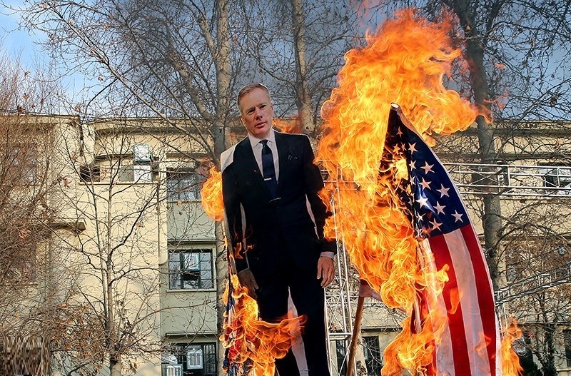 خبرنگار صدا و سیما مدعی شد؛ سفیر انگلیس از ایران فرار کرد خبرنگار صدا و سیما مدعی شد؛ سفیر انگلیس از ایران فرار کرد