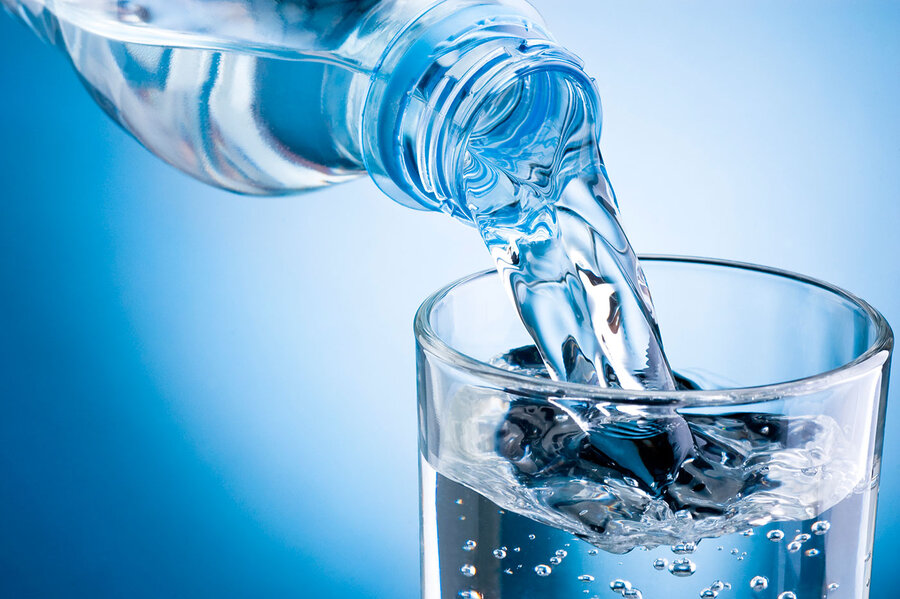 نوشیدن آب زیاد چه بلایی سرمان می‌آورد؟