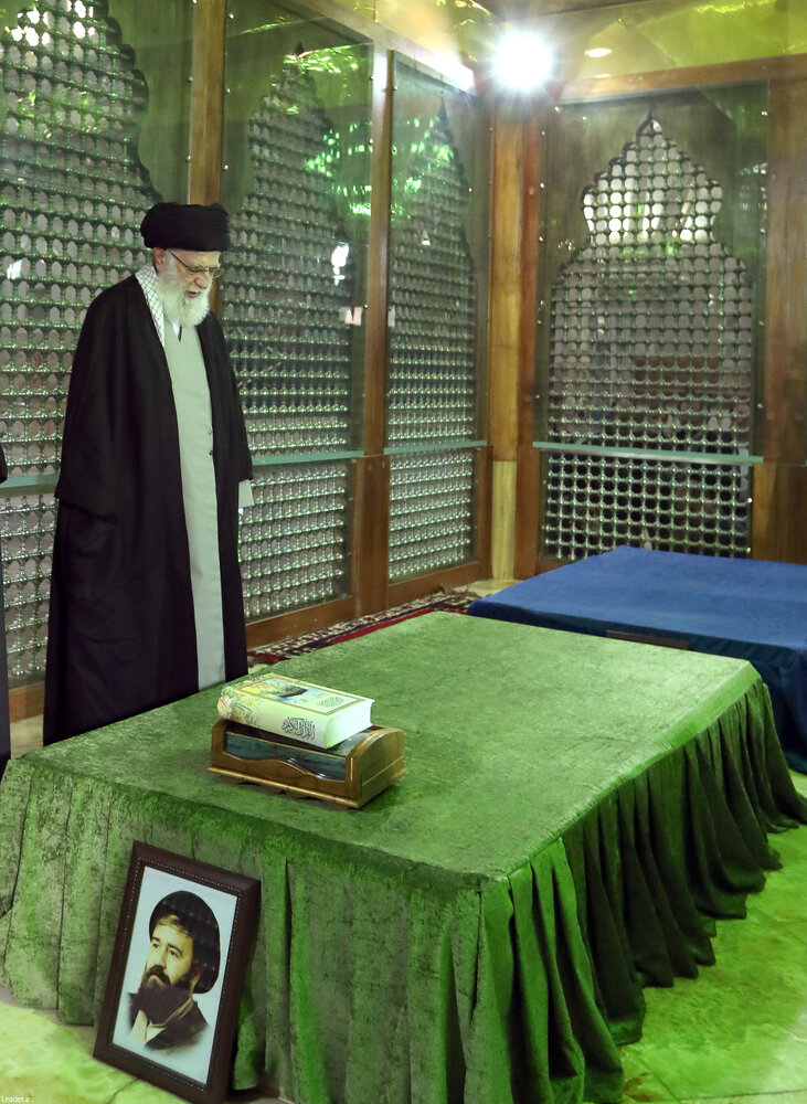 تصویری از رهبر انقلاب بر سر مزار آیت الله هاشمی و سیداحمد خمینی