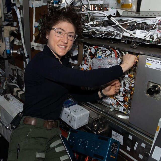 فضانورد زن رکورددار حضور در فضا به زمین بازمیگردد فضانورد زن رکورددار حضور در فضا به زمین بازمیگردد