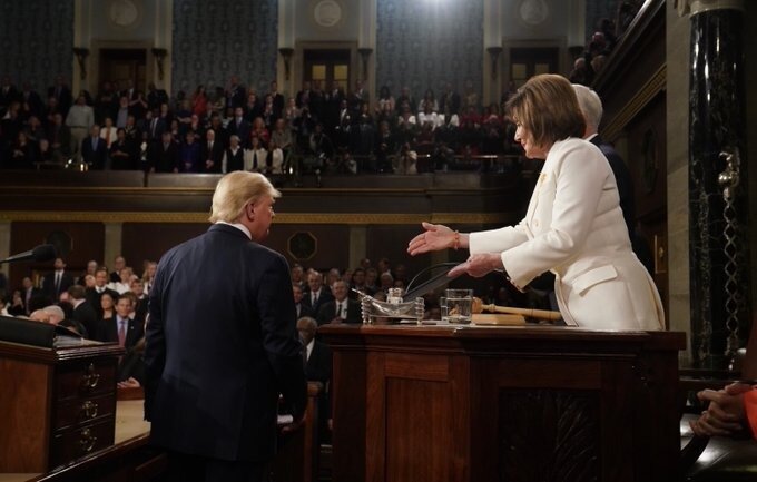 پلوسی متن سخنرانی سالانه ترامپ را پاره کرد پلوسی متن سخنرانی سالانه ترامپ را پاره کرد