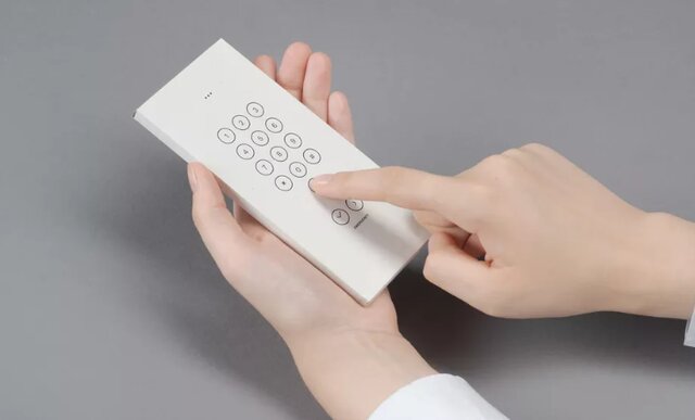 کار با تلفن همراه در داخل پاکت کار با تلفن همراه در داخل پاکت