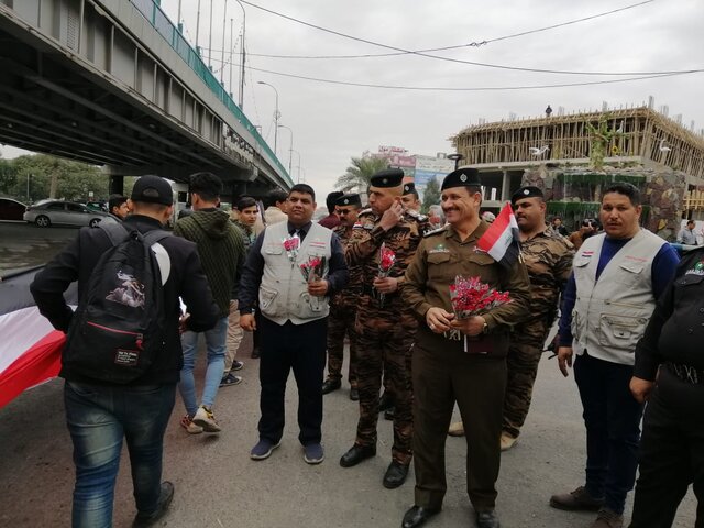 تظاهرات مجدد دانشجویان عراقی/ استقبال نیروهای امنیتی از دانشجویان معترض در کربلا با گُل+عکس