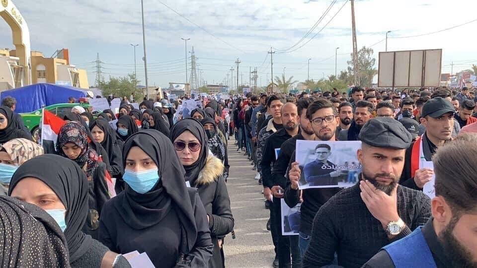 تظاهرات مجدد دانشجویان عراقی/ استقبال نیروهای امنیتی از دانشجویان معترض در کربلا با گُل+عکس
