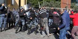 کتک‌کاری و پرتاب تخم‌مرغ در روز رأی اعتماد به دولت لبنان/دیاب:به حساسیت شرایط آگاهم
