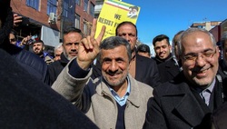 سلفی مردم با احمدی‌نژاد در راهپیمایی ۲۲ بهمن
