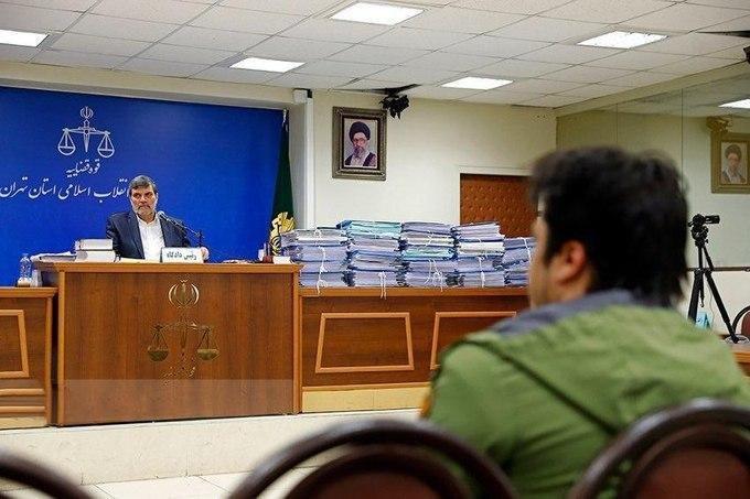 تصاویری از کوه پرونده‌های اتهامی «روح الله زم» در دادگاه