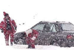 اسکان اضطراری 2734 مسافر متاثر از برف و کولاک در خراسان‌شمالی توسط جمعیت هلال احمر