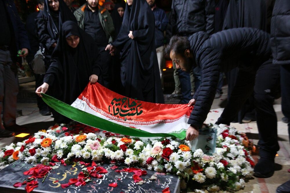 تصویری از ۴ فرزند سردار سلیمانی بر سر مزار پدر