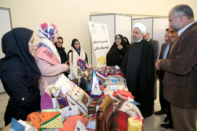بازدید دکتر روحانی از غرفه جهاددانشگاهی در نمایشگاه توانمندی و دستاوردهای زنان کشور