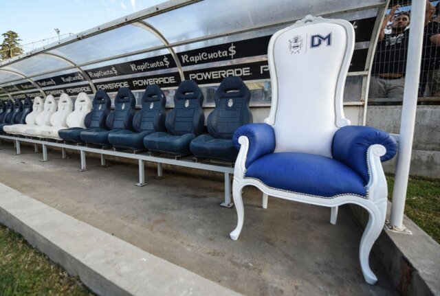 تخت پادشاهی مارادونا + عکس