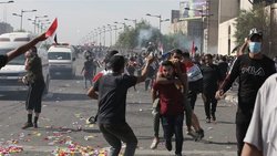 تظاهرکنندگان به سمت نیروهای امنیتی در بغداد نارنجک پرتاب کردند