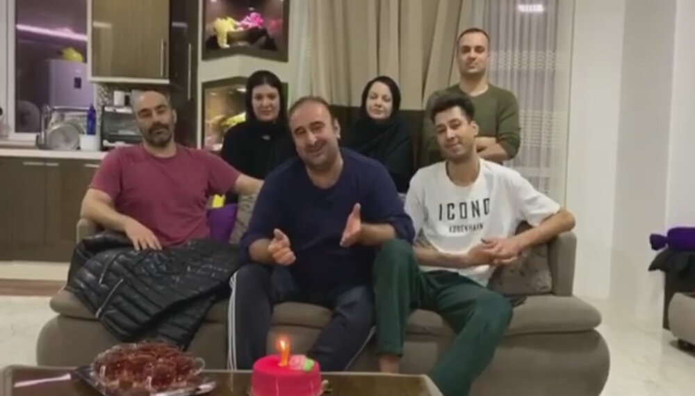 بازیگران «پایتخت»، بهبود فریبا را با جشن تولد غافلگیر کردند/ عکس بازیگران «پایتخت»، بهبود فریبا را با جشن تولد غافلگیر کردند/ عکس