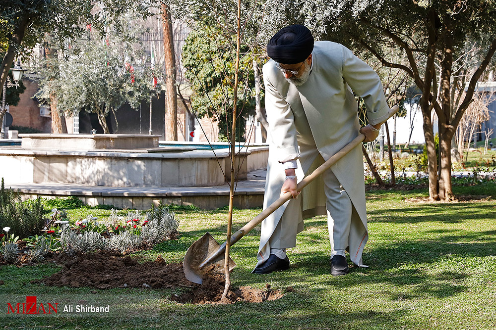 رئیسی: بسیاری از اراضی ملی را زمین&zwnj;خواران پس گرفتیم