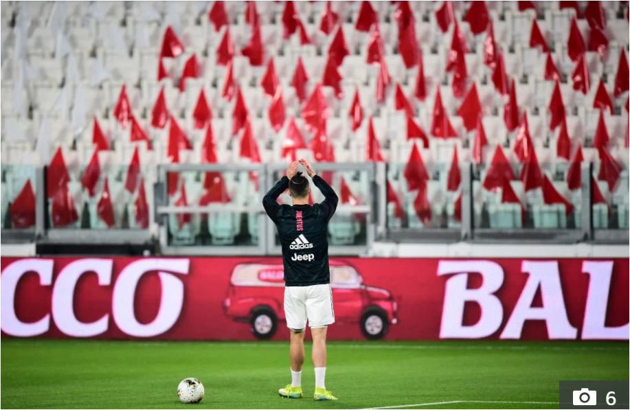 دست دادن رونالدو با هواداران خیالی/عکس