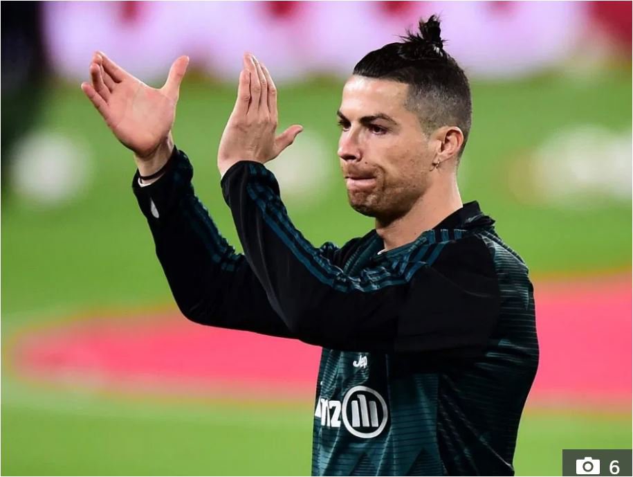 دست دادن رونالدو با هواداران خیالی/عکس