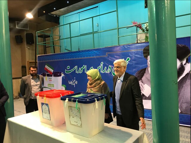 ظریف، عارف و محسن هاشمی رای خود را به صندوق انداختند+عکس ظریف، عارف و محسن هاشمی رای خود را به صندوق انداختند+عکس
