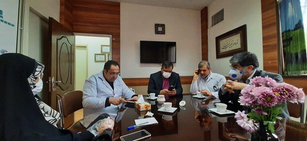 بازدید دو نماینده منتخب تهران از قرنطینه بیمارستان مسیح دانشوری با ماسک