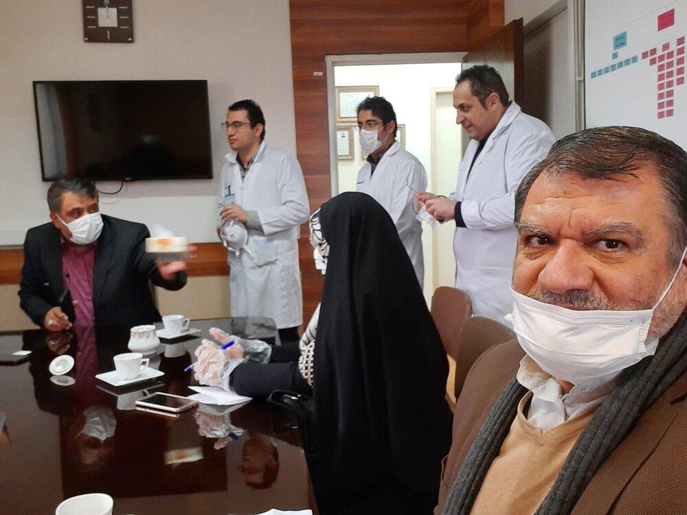 بازدید دو نماینده منتخب تهران از قرنطینه بیمارستان مسیح دانشوری با ماسک