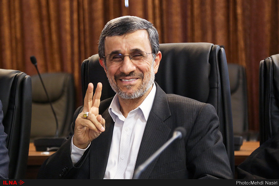 تصویر| ژست احمدی‌نژاد در جلسه مجمع تشخیص مصلحت نظام