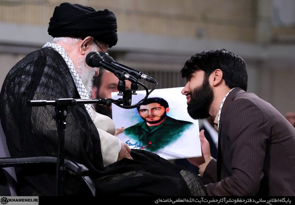 تصویر شهید مهدوی، فرمانده منهدم‌کننده‌ ناو آمریکایی در کنار رهبر انقلاب
