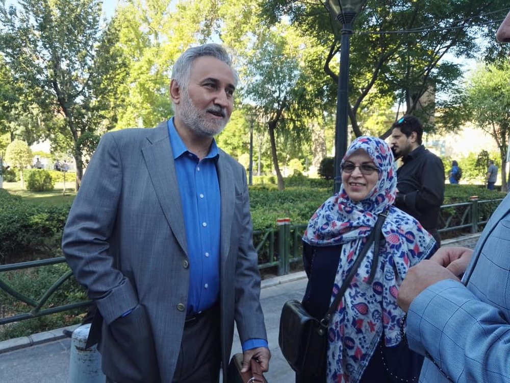 عکسی از محمدرضا خاتمی پیش از آغاز جلسه دادگاه مربوط به انتخابات ۸۸