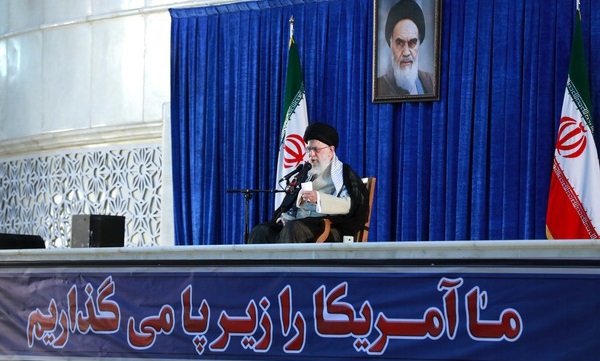 واکنش رهبر انقلاب به شعار «نبرد با آمریکا» و کنایه به ترامپ و عربستان: زرنگبازی ترامپ ایران را فریب نمیدهد| ما بحث نبرد را مطرح نمیکنیم، بحث از مقاومت میکنیم واکنش رهبر انقلاب به شعار «نبرد با آمریکا» و کنایه به ترامپ و عربستان: زرنگبازی ترامپ ایران را فریب نمیدهد| ما بحث نبرد را مطرح نمیکنیم، بحث از مقاومت میکنیم